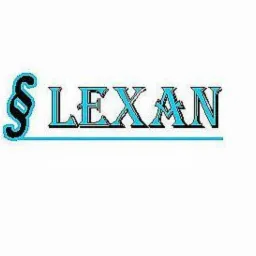 Logo firmy prawniczej Lexan, z symbolem paragrafu i nazwą firmy w niebieskiej kolorystyce, umieszczone na białym tle.