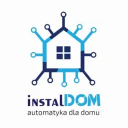 Logo firmy InstalDom: Stylizowany na układ scalony niebieski obrys domu z napisem 'instalDOM automatyka dla domu'.
