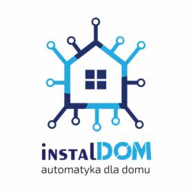 Logo firmy InstalDom: Stylizowany na układ scalony niebieski obrys domu z napisem 'instalDOM automatyka dla domu'.