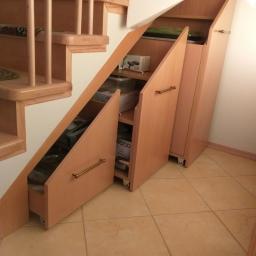 Nawet przestrzeń pod schodami można dobrze zagospodarować.