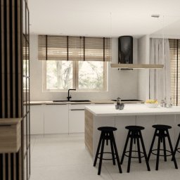 IZA ROJSZA - Wnętrze nowoczesnej kuchni z wyspą, czterema czarnymi hokerami, białymi szafkami i drewnianymi żaluzjami w oknach, minimalistyczny design z czarną armaturą i okapem.