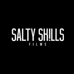 Logo firmy Salty Skills Films na czarnym tle, napisane białymi, pogrubionymi literami.