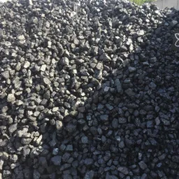 Kupa antracytu z tabliczką z numerem 815 wbita z prawej strony.