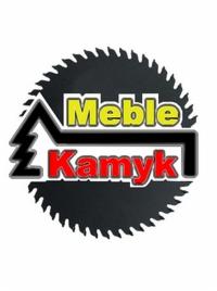 Logo firmy meblarskiej 'Meble Kamyk' na tle czarnej piły tarczowej.