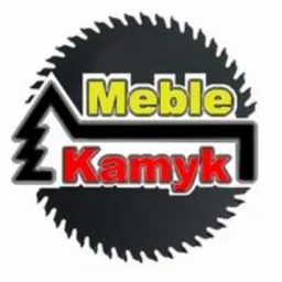 Logo firmy Meble Kammyk na tle piły tarczowej, z elementem graficznym przypominającym zarys domu lub choinki.