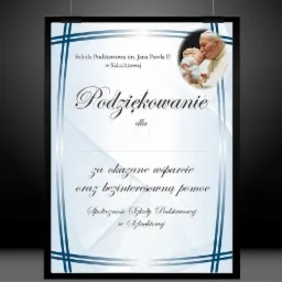 Elegancka ulotka z podziękowaniem od Szkoły Podstawowej im. Jana Pawła II w Szlachtowej, z wizerunkiem papieża Jana Pawła II z dzieckiem, w ramie na ciemnym tle.
