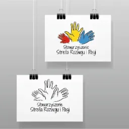 Dwa plakaty wiszące na sznurkach, z ilustracjami dłoni i tekstem 'Stowarzyszenie Strefa Rozwoju i Pasji', górny plakat z kolorowymi dłońmi, dolny z czarno-białymi.