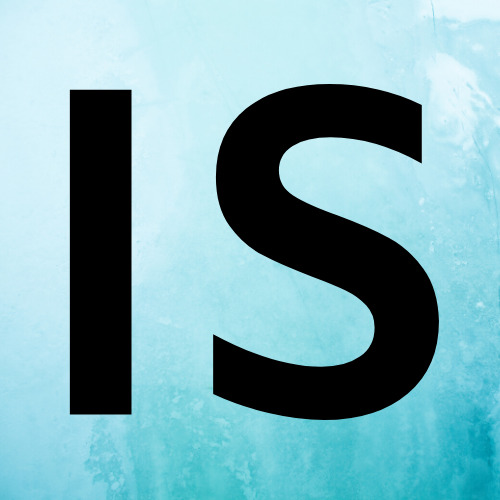 Czarny napis 'IS' na tle akwarelowej tekstury w odcieniach błękitu i turkusu.
