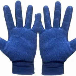 Para niebieskich, teksturowanych rękawic ochronnych z dzianiny, rozłożonych płasko na białym tle.