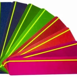 Paleta próbek wykładzin dywanowych w odcieniach niebieskiego, zieleni, czerwieni i różu, każda z jaskrawożółtym paskiem.