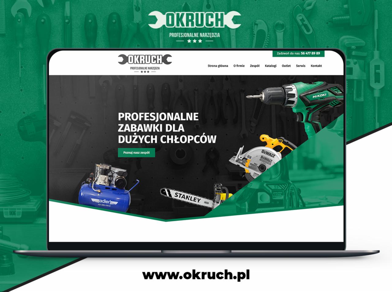 Laptop wyświetlający stronę internetową sklepu z profesjonalnymi narzędziami, na ekranie widać wiertarkę Hikoki, piłę tarczową Dewalt, kompresor Adler i piłę łańcuchową Stanley.