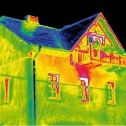 Termowizyjne zdjęcie elewacji domu, ukazujące rozkład temperatur i potencjalne miejsca utraty ciepła.