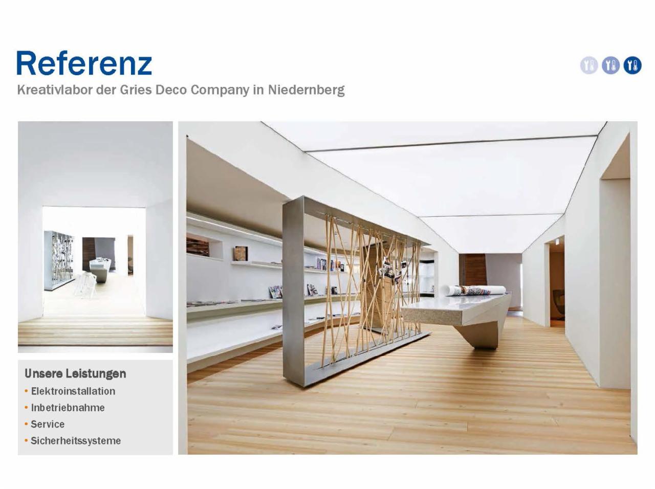 Wnętrze nowoczesnej pracowni kreatywnej z drewnianą podłogą, białymi ścianami i sufitem podwieszanym. Na pierwszym planie betonowa konstrukcja z drewnianymi elementami dekoracyjnymi, a w tle regały...