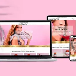 Responsywna strona Hairboom na laptopie, tablecie i smartfonie. Widok strony głównej z produktami do pielęgnacji włosów, skóry i paznokci. Różowe tło.