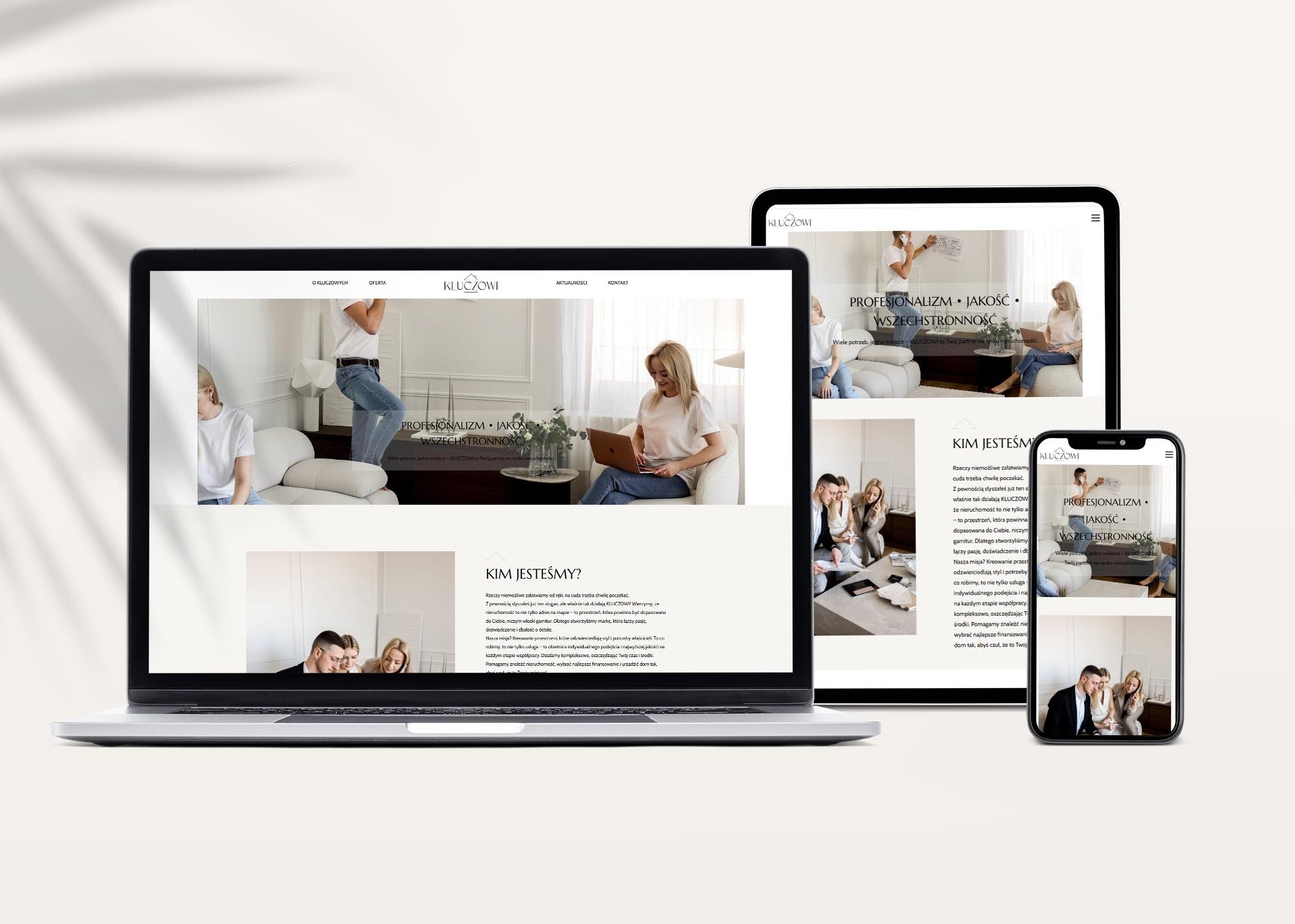 Responsywna strona WWW na laptopie, tablecie i smartfonie. Widok strony 'Kluczowi' na różnych urządzeniach, prezentacja projektu w nowoczesnym stylu.