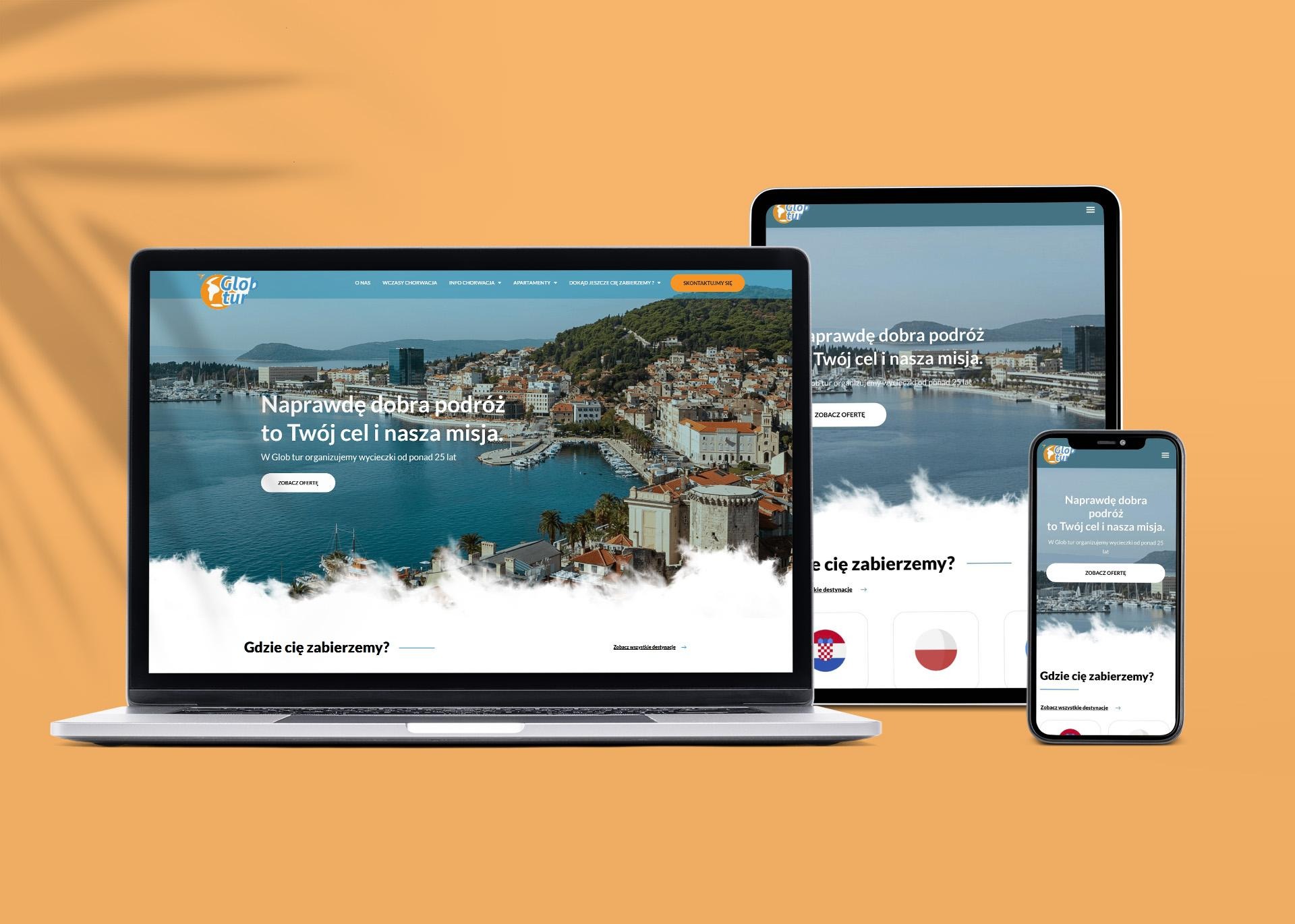 Responsywna strona internetowa biura podróży na laptopie, tablecie i smartfonie. Widok na miasto nad morzem. Hasło: Naprawdę dobra podróż to Twój cel i nasza misja.