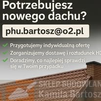 Reklama sklepu budowlanego z brązowymi dachówkami w tle. Widoczny adres e-mail i hasła: indywidualna oferta, dostawa, doradztwo. Ujęcie z niskiej perspektywy.
