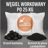 Dwa białe worki z napisem 'Węgiel Workowany po 25 kg' i logo sklepu budowlanego. Obok bryły węgla orzech i groszek do pieca z podajnikiem.