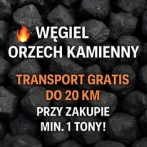 Węgiel orzech kamienny z napisem 'Transport gratis do 20 km przy zakupie min. 1 tony!' na tle brył węgla. Promocja na węgiel kamienny.