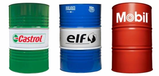 Trzy metalowe beczki z logo Castrol (zielona), Elf (niebieska) i Mobil (czerwona) na białym tle.