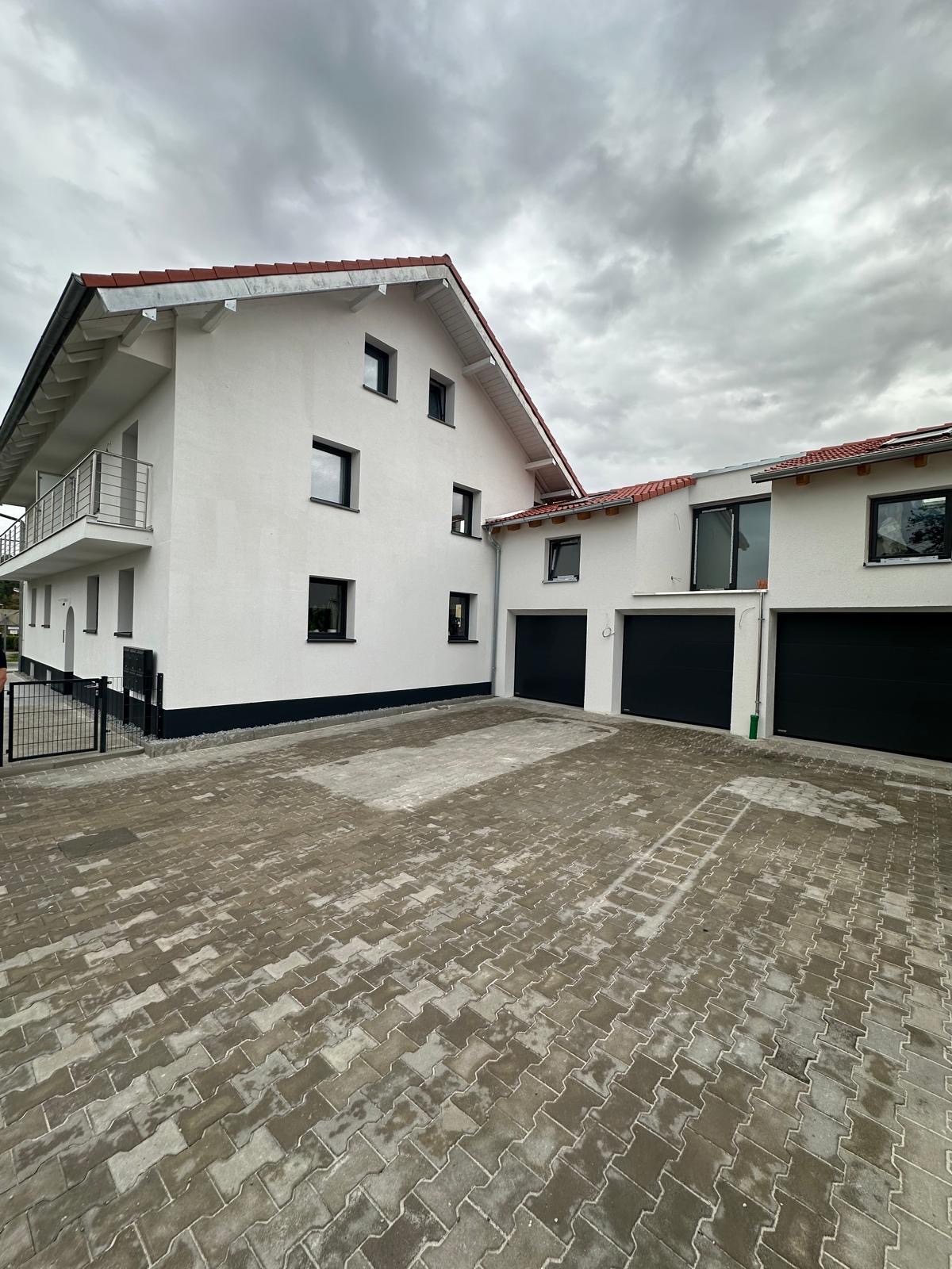 Realizacja montażu okien PCV wraz z bramami garażowymi, Niemcy.