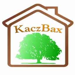 Logo firmy KaczBax przedstawiające stylizowany dom z drzewem w środku, nazwa firmy w kolorze pomarańczowym.