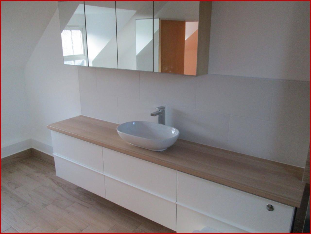 Nowoczesna łazienka na poddaszu: biała umywalka nablatowa owalna, drewniany blat szafki, lustro w szafce z odbiciem okna, białe płytki ścienne imitujące cegłę.