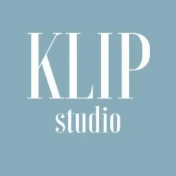 Logo firmy 'KLIP studio' na błękitnym tle, biały napis w eleganckiej typografii.