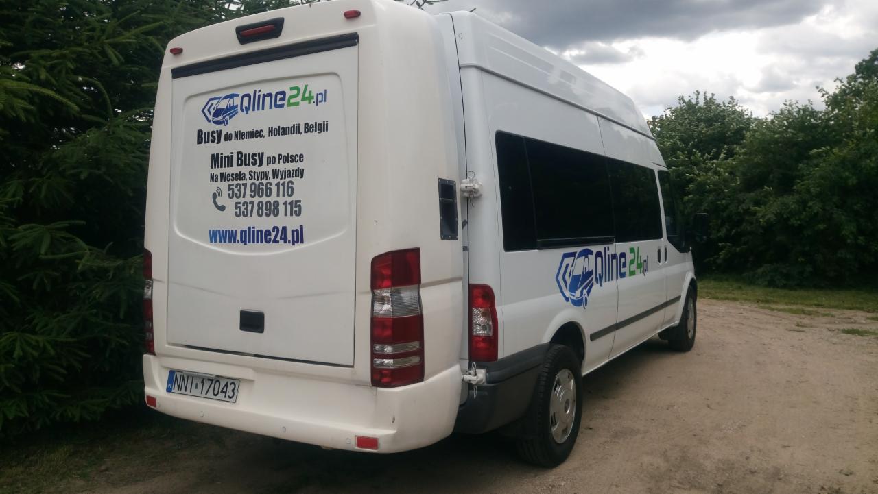 Biały bus z logo Qline24.pl, oferujący przewozy do Niemiec, Holandii i Belgii oraz mini busy po Polsce, zaparkowany na żwirowej drodze, widok z tyłu i boku.