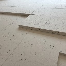 INSTALKOS -Damian Kościesza - układanie styropianu pod ogrzewanie podłogowe na zakładkę