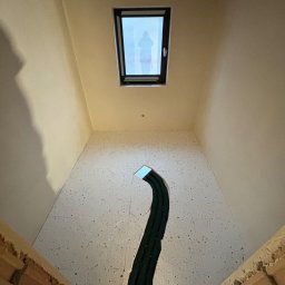 INSTALKOS -Damian Kościesza - układanie styropianu pod ogrzewanie podłogowe z rekuperacją