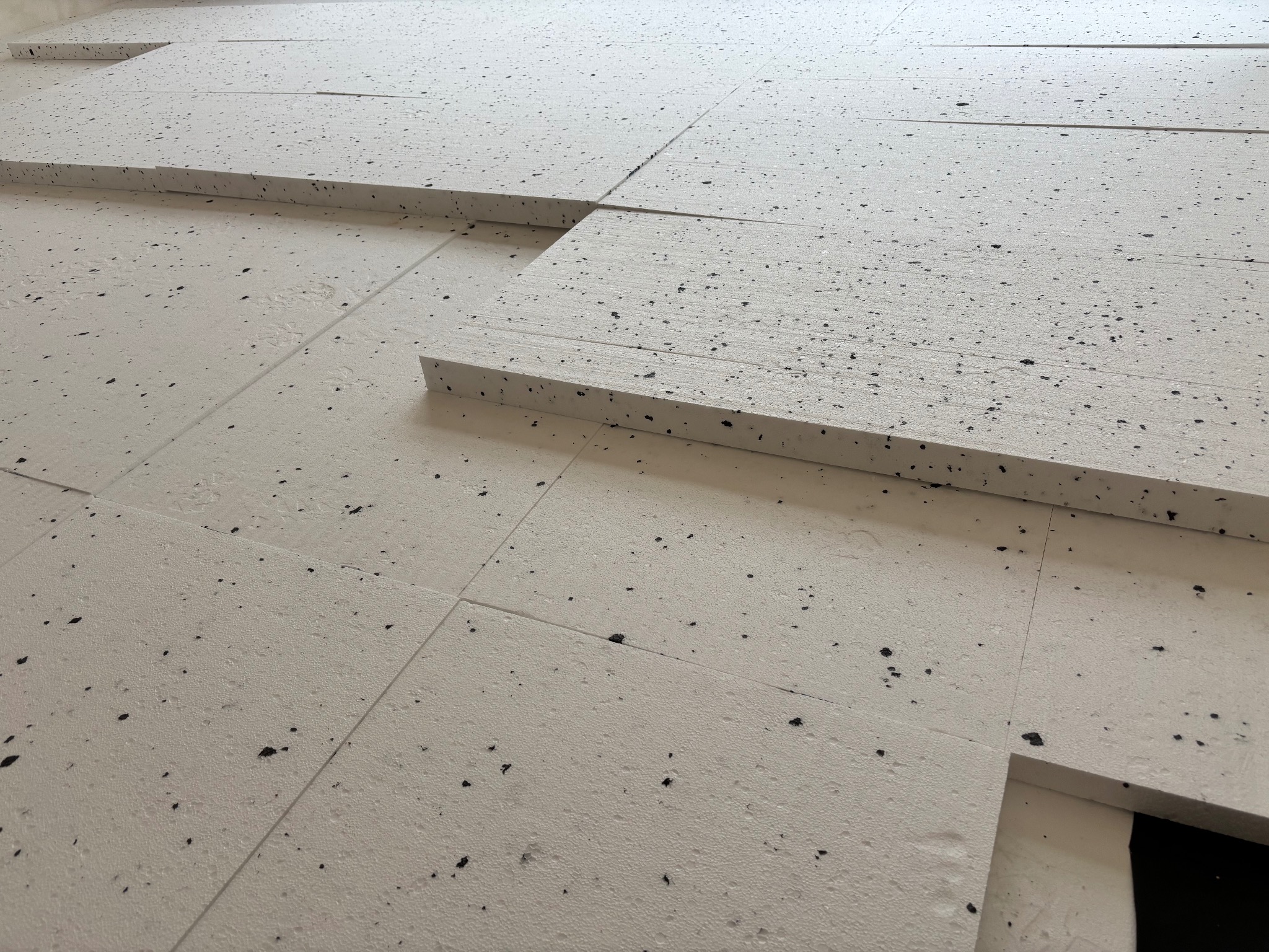 układanie styropianu pod ogrzewanie podłogowe na zakładkę