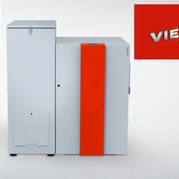 Nowoczesny, dwuczęściowy piec na paliwo stałe z pomarańczowym akcentem, prezentowany na białym tle z logo producenta Viessmann w prawym górnym rogu i logo firmy DOM-GAZ w lewym górnym rogu.