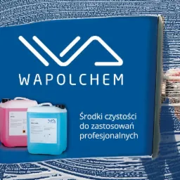 Grafika reklamowa: Dwa kanistry z płynami do profesjonalnych zastosowań marki Wapolchem, na tle niebieskiej powierzchni z pianą imitującą czyszczenie.