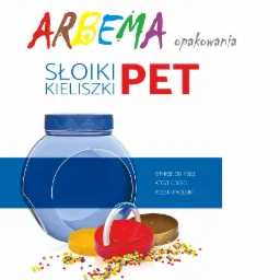 Słoiki i kieliszki PET od ArBema Opakowania, kolorowe wieczka i granulki tworzywa na białym tle.