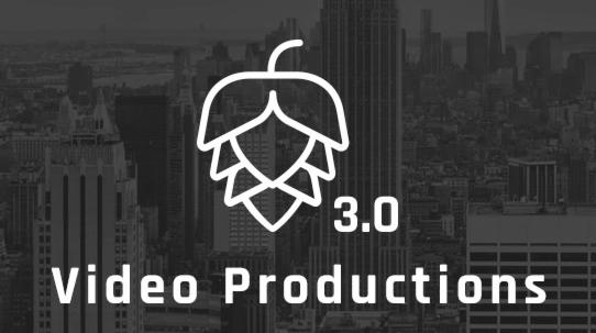 Logo firmy Video Productions 3.0 z symbolem szyszki chmielu na tle panoramy miasta w odcieniach szarości.