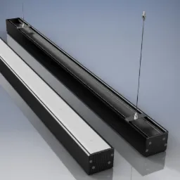 Dwa podłużne, czarne panele LED z białym światłem, jeden zamontowany w czarnej obudowie z linkami do zawieszenia, drugi w wersji płaskiej, leżące na gładkiej powierzchni.