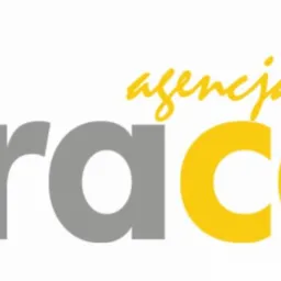 Logo firmy Infračom, agencji reklamowej, z szarym napisem 'infra' i żółtym 'com' oraz stylizowanym symbolem w lewym górnym rogu.