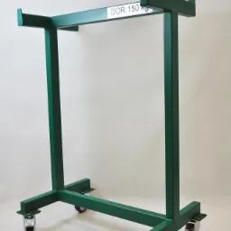 Zielony, metalowy stojak na kółkach z oznaczeniem 'DOR 150 kg', spawany z profili kwadratowych, na jasnym tle.