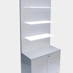 Regał z podświetlanymi półkami