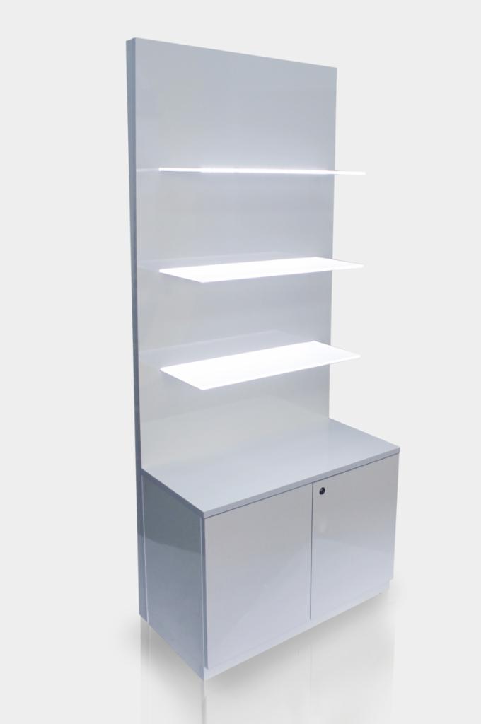 Regał z podświetlanymi półkami