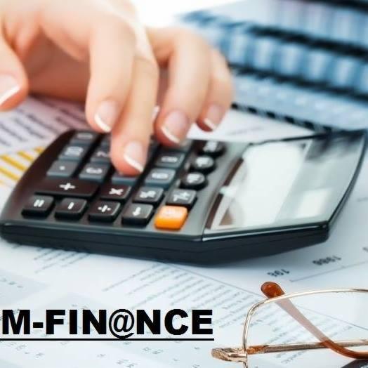 Kalkulator w użyciu, dłoń naciska klawisze na tle dokumentów i okularów. Układ biurowy, perspektywa z góry, stonowana kolorystyka.