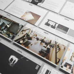 Makieta prezentująca różnorodne strony internetowe z logo 'Kinetika' w minimalistycznym stylu, ukazująca wnętrze kawiarni, sylwetki ludzi i widok z okna.