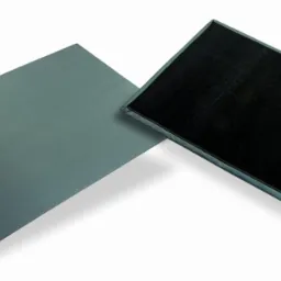 Dwa prostokątne panele: szary i czarny, potencjalnie do testowania lub prezentacji nawozów, ułożone pod kątem na białym tle.