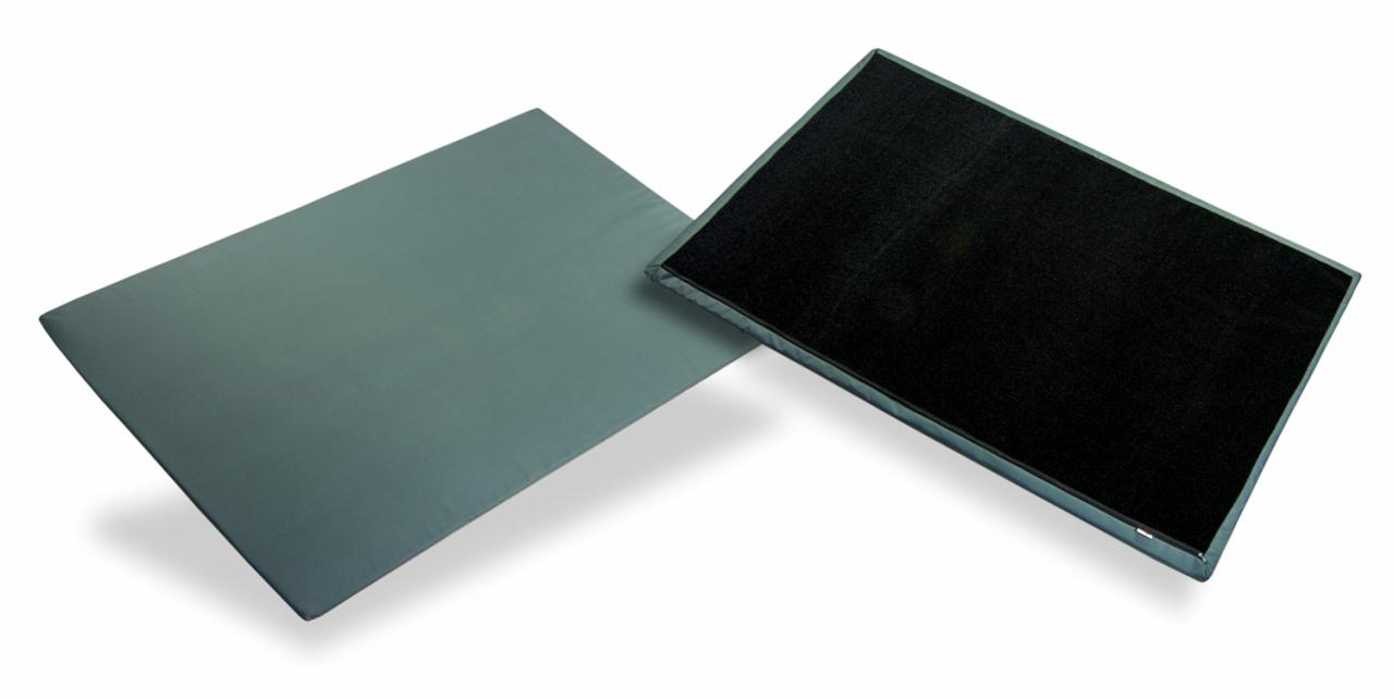 Dwa prostokątne panele: szary i czarny, potencjalnie do testowania lub prezentacji nawozów, ułożone pod kątem na białym tle.