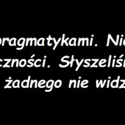 Czarny ekran z białym tekstem: Jesteśmy pragmatykami. Nie wierzymy w zbiegi okoliczności. Słyszeliśmy o nich... ale żadnego nie widzieliśmy.