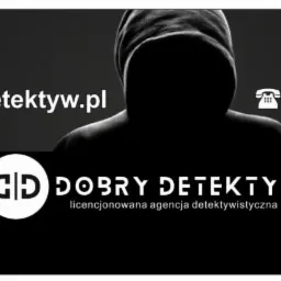Czarno-białe logo firmy detektywistycznej 'Dobry Detektyw' z sylwetką osoby w kapturze w tle, numerem telefonu i adresem strony internetowej.