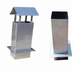 Cztery różne metalowe zakończenia kominowe, w tym modele z daszkiem i bez, prezentowane na białym tle.