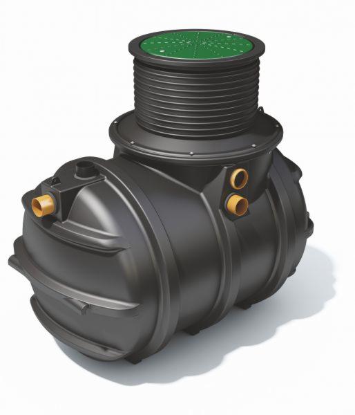 Czarny, plastikowy zbiornik na szambo z zieloną pokrywą i żółtymi przyłączami, widoczny na białym tle z delikatnym cieniem.