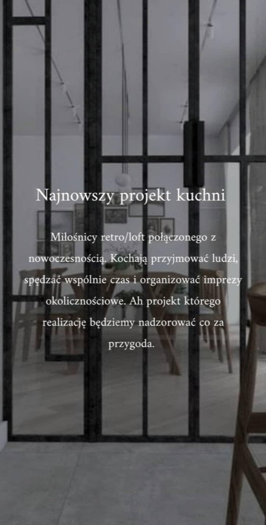Wizualizacja projektu kuchni w stylu retro/loft z nowoczesnymi akcentami, widok przez przeszkloną ścianę z czarnymi szprosami na stół i krzesła, dekoracje ścienne w tle.